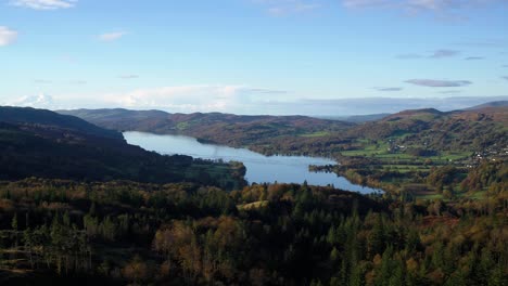 Distrito-De-Los-Lagos-Parque-Nacional-De-La-Unesco-Vuelo-Aéreo-De-Drones-Sobre-Bosques-Otoñales-Y-Agua-De-Coniston-A-Primera-Hora-De-La-Mañana-Otoño-De-2021