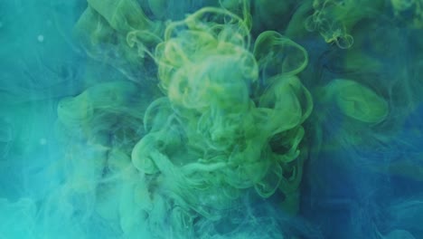 tinta mezcla de agua niebla de colores fluye gota azul verde