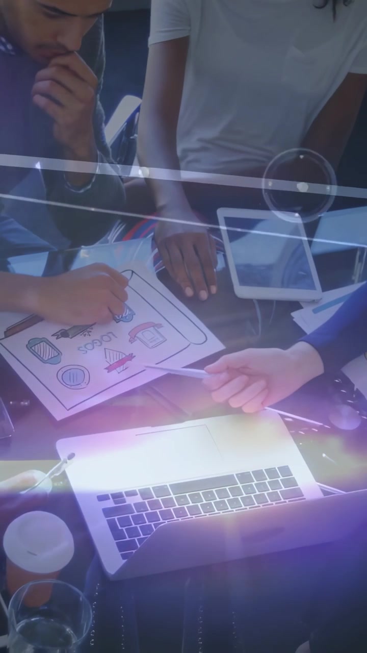 Vídeo vertical: Mulher ao centro alcançando o touchpad do laptop, ativando HUD e anotando mockup para design