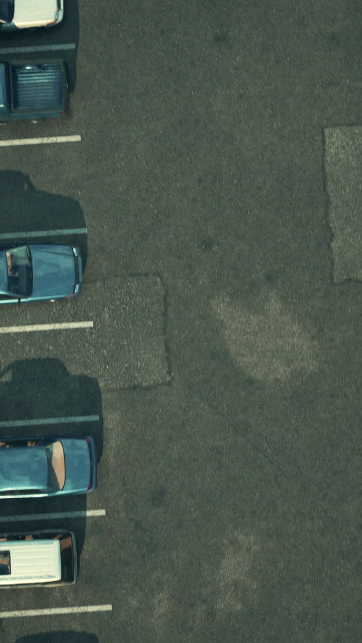 자동차 가 있는  빈 주차장 의 공중 사진