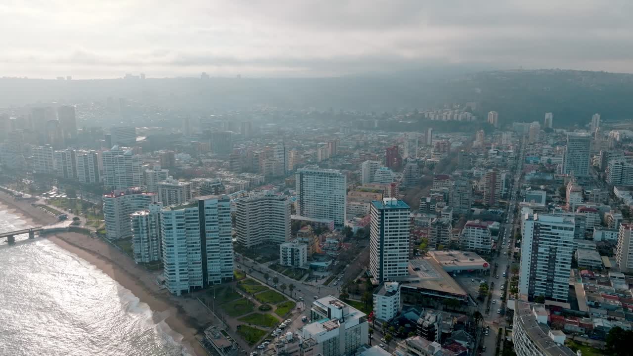 vista aérea de dolly en viña del mar, chile
