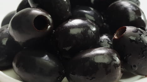 aceitunas verdes redondas en vinagre de grecia como fondo, vista de arriba. imágenes de alta calidad en 4k