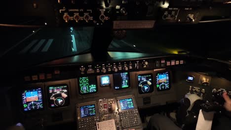 Aterrizaje-En-Tiempo-Real-En-Un-Vuelo-Nocturno-Real,-Visto-Por-Los-Pilotos-Desde-La-Cabina