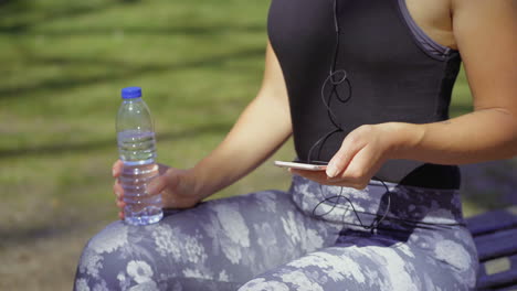 Primer-Plano-De-Mano-Femenina-Usando-Un-Teléfono-Inteligente.