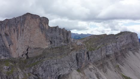 jagged seceda ridge in iconic dolomites - puez-odle nature park, val gardena, trentino-alto adige