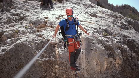 Klettersporttechniker-Prüfen-Den-Zustand-Eines-Klettersteigs-In-Villena,-Valencia,-Spanien