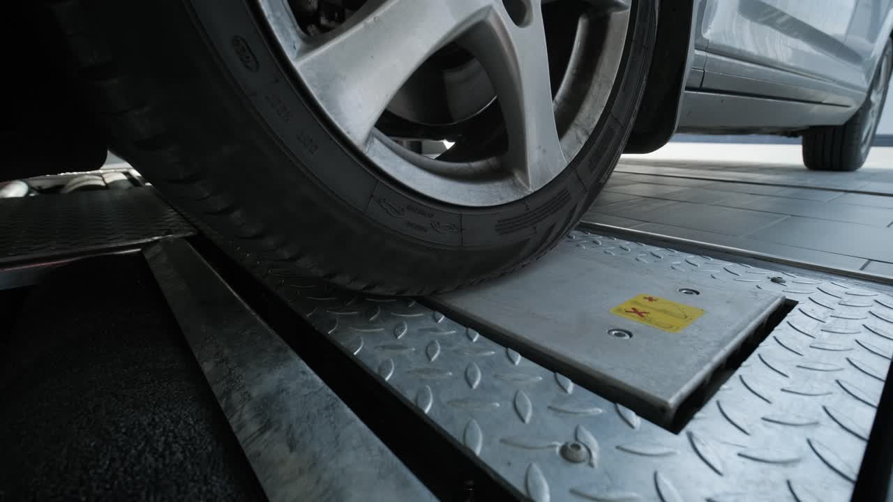 proceso de diagnóstico automático de la suspensión en un servicio automovilístico moderno. se utiliza equipo profesional para inspeccionar y analizar la condición de la suspensión y los componentes del vehículo