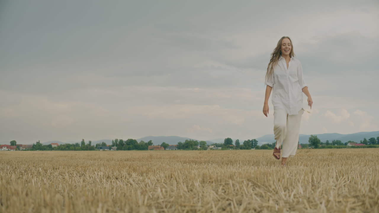 웃는 긍정적 인 여자 들 이  ⁇  에서  ⁇ 고 있다