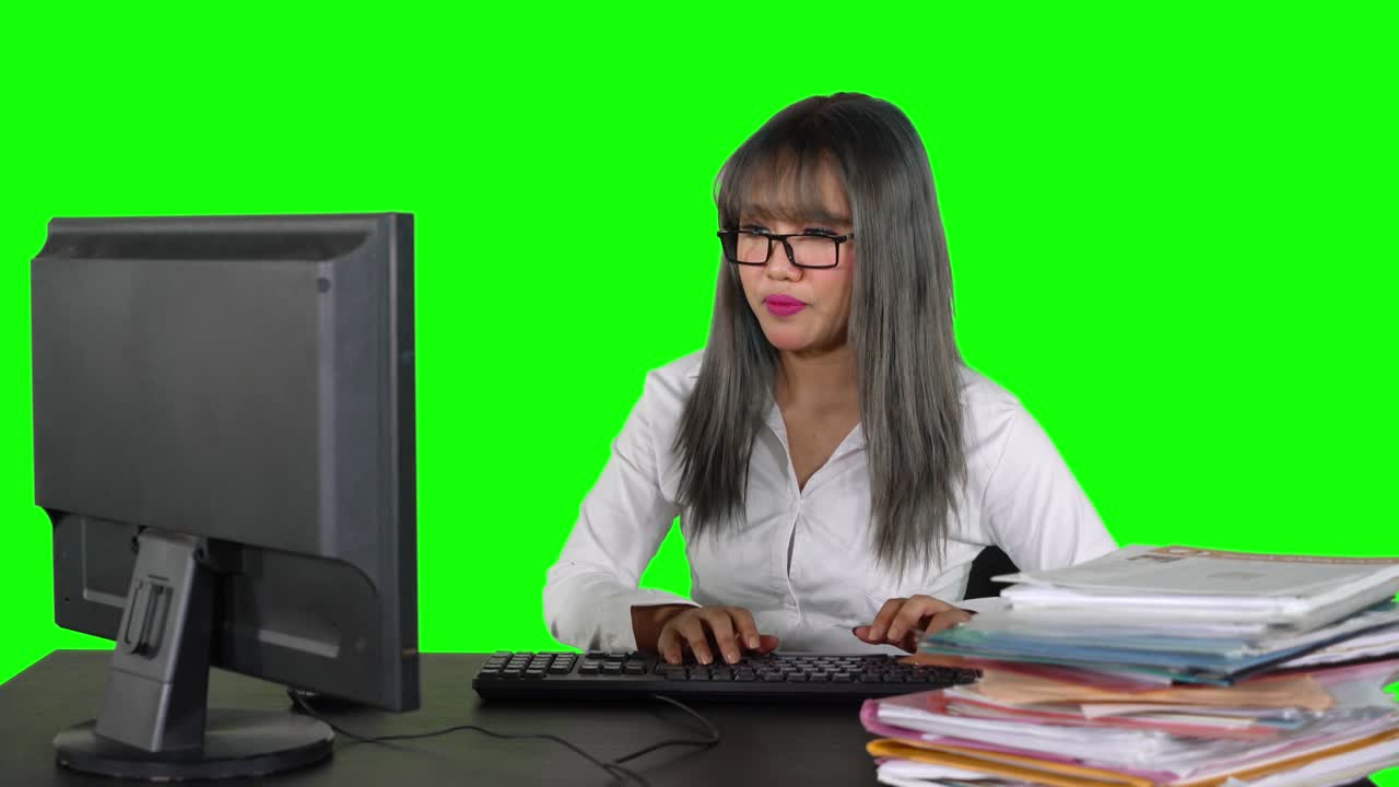 mujer de negocios trabajando en la computadora mientras baila
