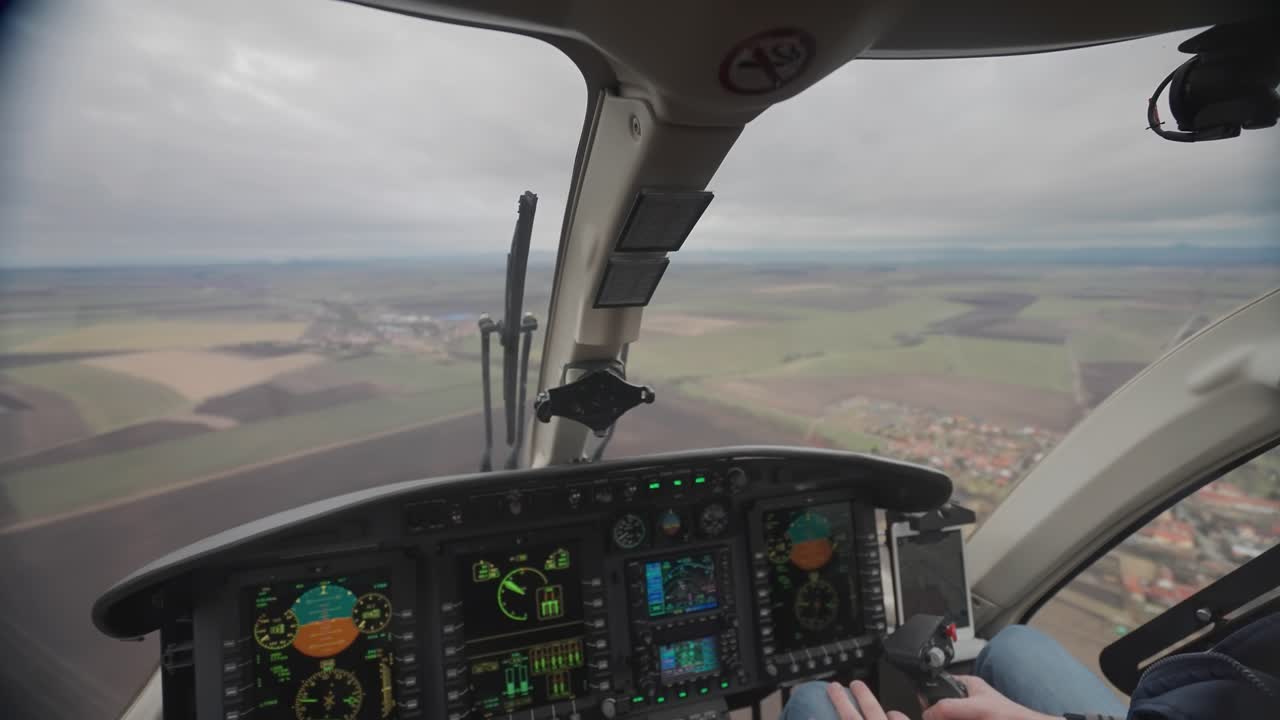 una vista en primera persona de la cabina dentro de la campana 249 helicóptero globalranger volando sobre el mosaico de campos