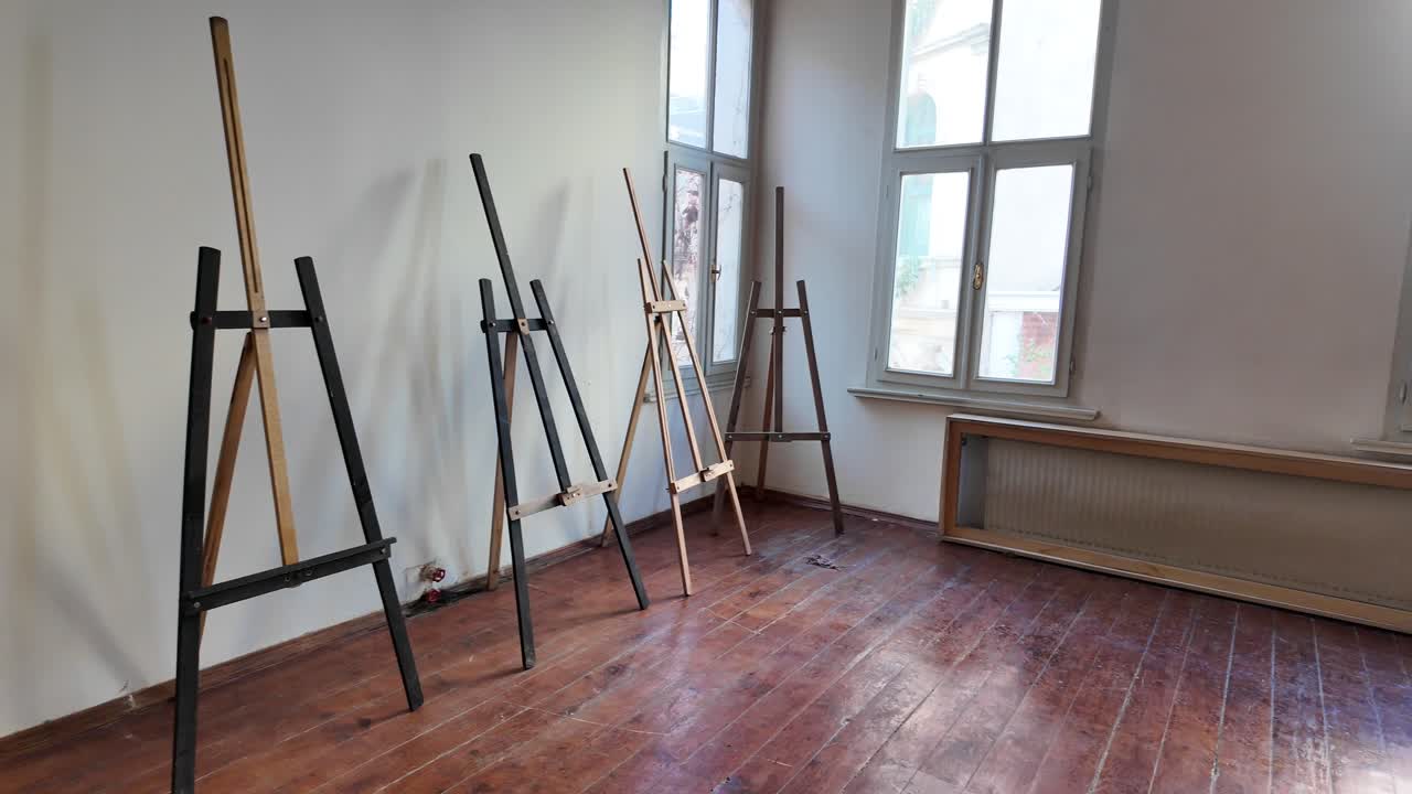 estudio de artista vacío con caballete