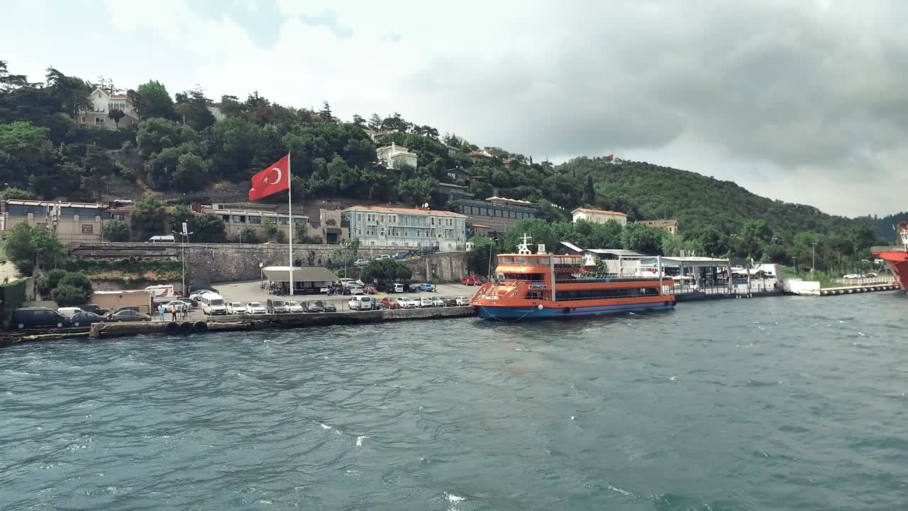 이스탄불에서 보스포루스를 건너는 승객과 함께 크루즈 페리에서 pov