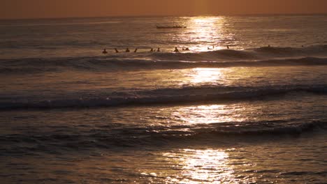 Olas-Rompiendo-Para-Los-Surfistas-Que-Esperan---Slomo