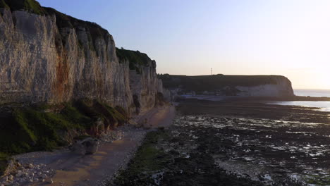 Aufsteigende-Luftaufnahme-über-Der-Steilen-Klippe-Der-Französischen-Normandie-Bei-Sonnenuntergang