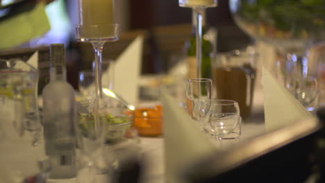mesa lujosamente decorada durante la cena formal