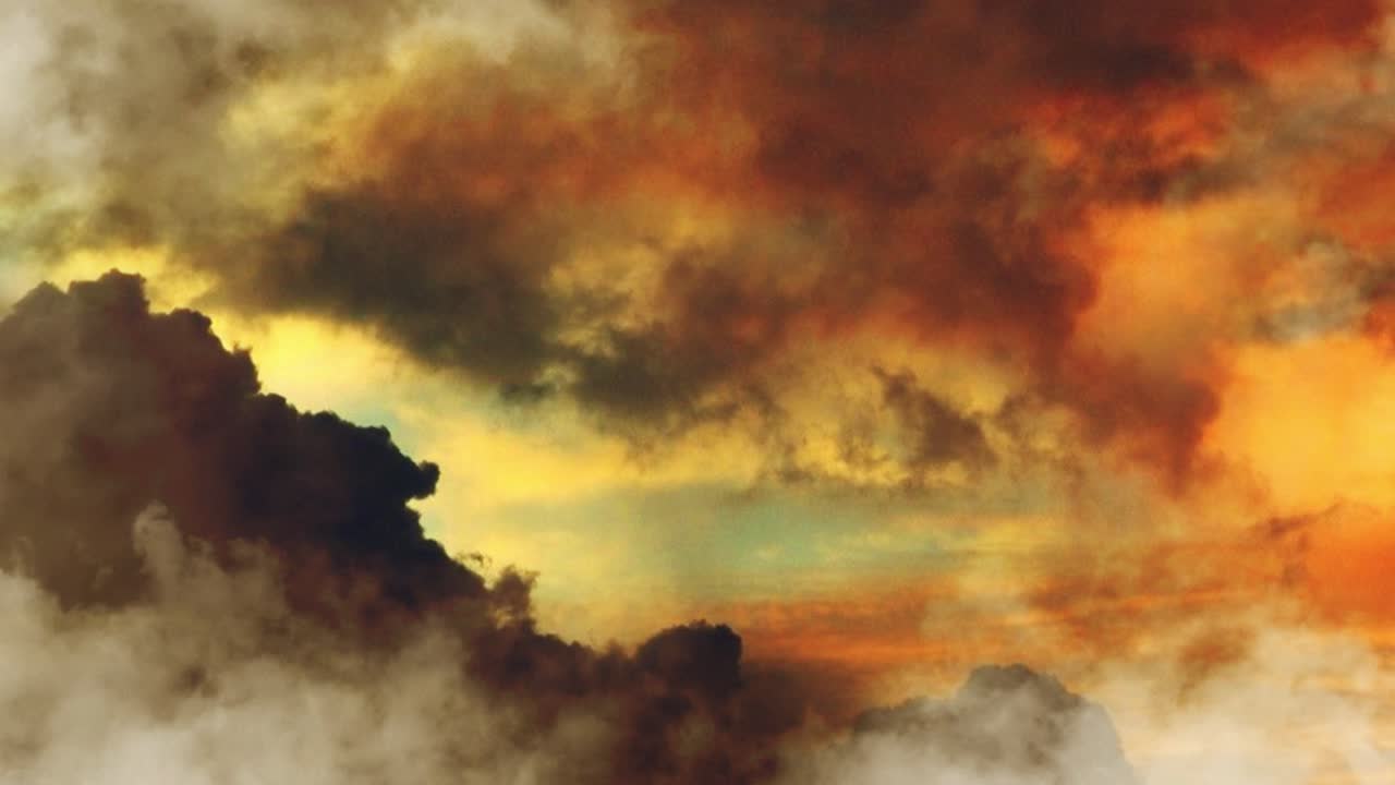 일몰이나 일출에 하늘을 나는 구름