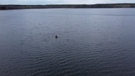 Toma-Aérea-De-Dos-Pescadores-En-El-Bote-En-Medio-Del-Lago