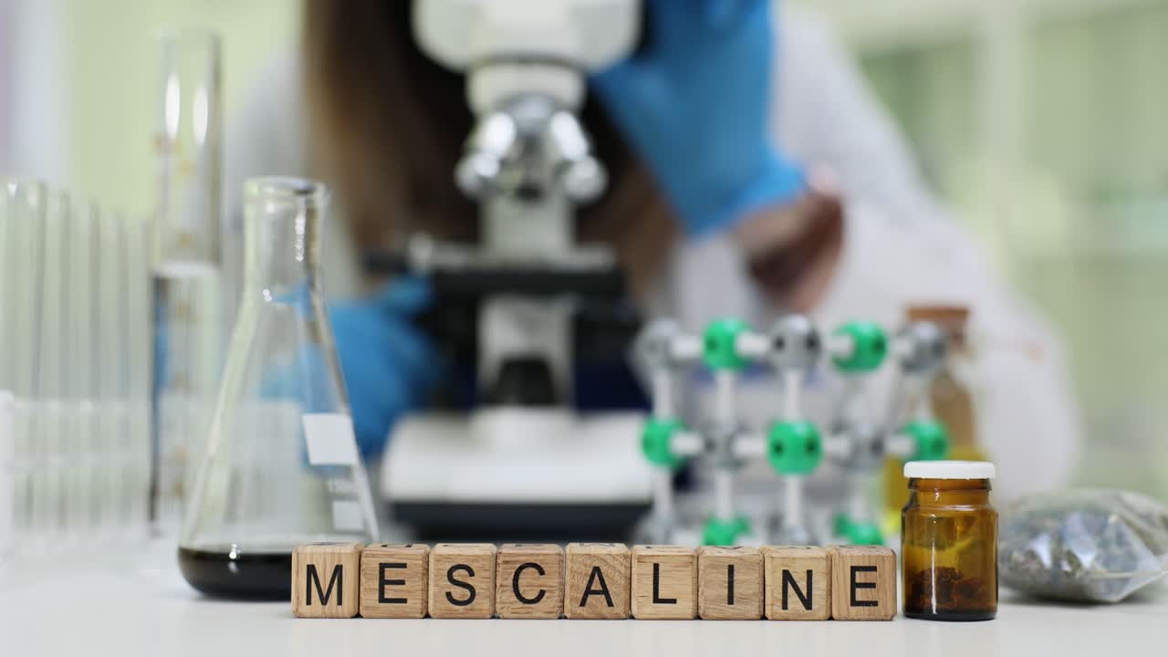 Parola mescalina con vetreria e struttura molecolare in laboratorio