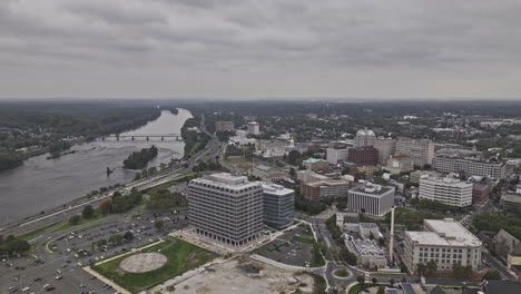 Trenton,-Nueva-Jersey,-Vuelo-Aéreo-Con-Drones-V5-Que-Captura-El-Paisaje-Urbano-Del-Centro-De-La-Ciudad-A-Lo-Largo-Del-Río-Delaware-Y-El-Tráfico-Ribereño-Bajo-Un-Cielo-Nublado---Filmado-Con-Mavic-3-Pro-Cine---Septiembre-De-2023