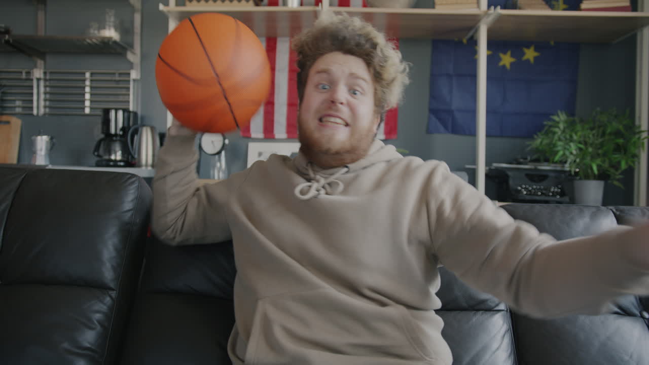 Uomo che guarda una partita di basket a casa