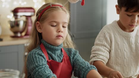 Tilt-up-Video-Einer-Familie,-Die-Lebkuchen-Ausschneidet.