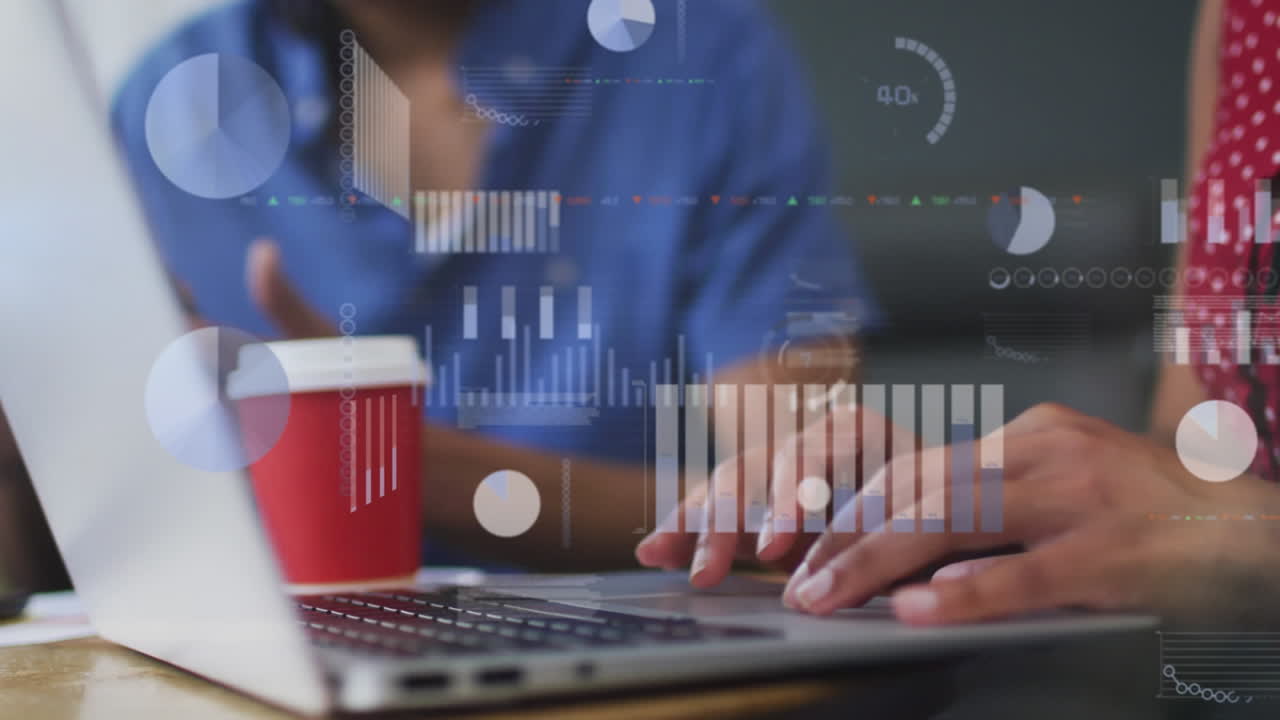 animación de procesamiento de datos sobre una mujer biracial discutiendo con un colega masculino en una computadora portátil en la oficina