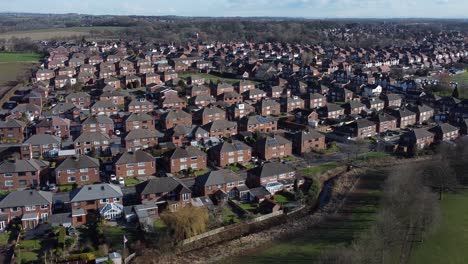 Typisches-Vorstädtisches-Dorf-Wohnviertel-England-Stadthaus-Dächer-Luftaufnahme-Orbit-Rechts