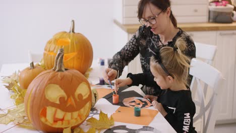 Mutter-Und-Tochter-Malen-Jack-O-Lantern