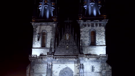 Die-Kirche-Unserer-Lieben-Frau-Vor-Dem-Teyn-Bei-Nacht,-Altstädter-Ring,-Prag,-Tschechien