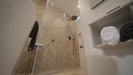 estilo minimal moderno contemporáneo baño blanco brillante con luz natural.