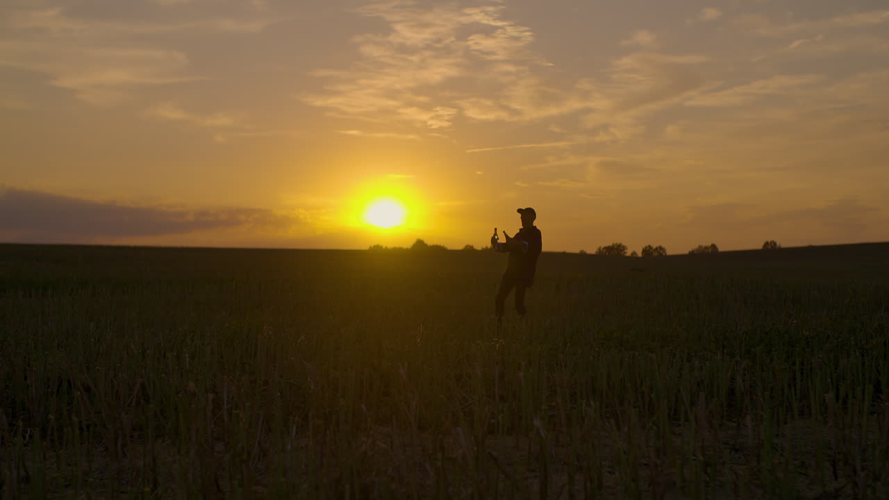 пьяный фермер идет по сельскохозяйственному полю