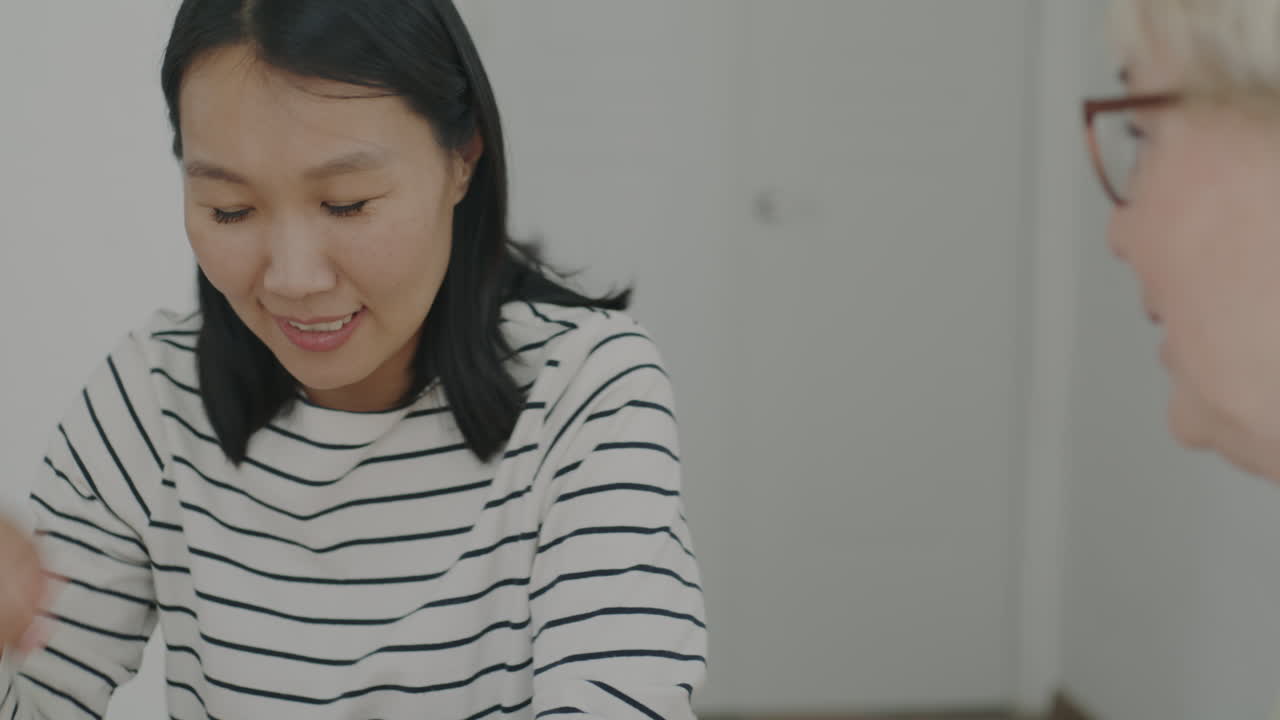 대화 중인 두 여인