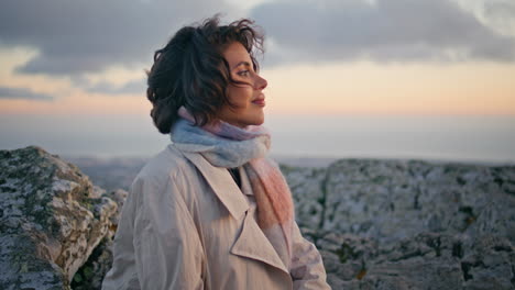 modelo romántico posando en la noche paisaje rocoso primer plano. retrato de mujer al atardecer