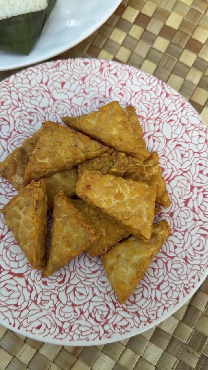 Dekoratif bir tabakta servis edilen kızarmış Tempeh.