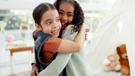 hermanas, amigos o hijos abrazan en casa por amor