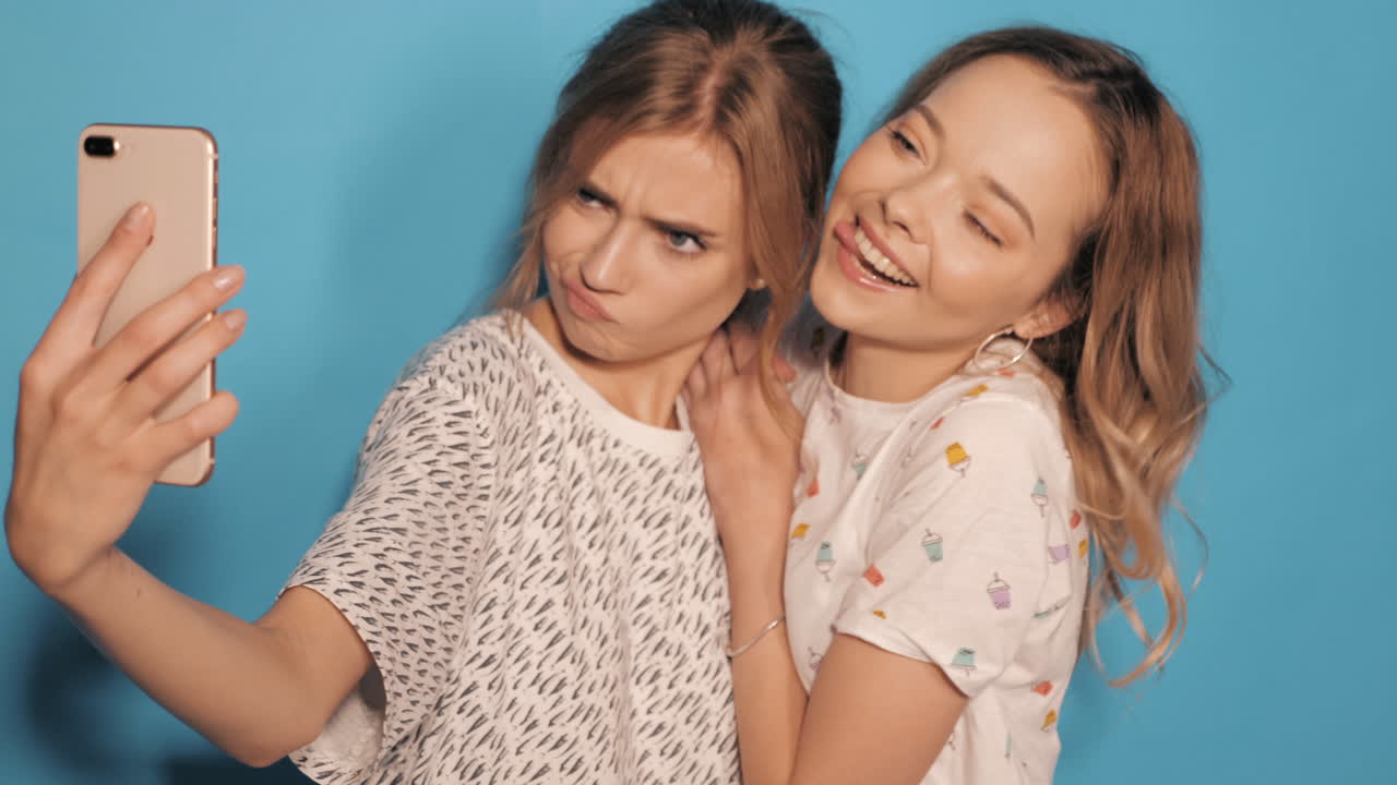 dos chicas tomando una selfie