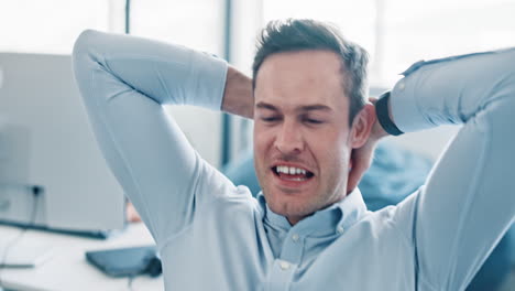 hombre de negocios, cara y éxito con sí en la oficina
