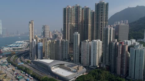 día soleado hong kong famosa ciudad kennedy piscina panorama aéreo 4k china