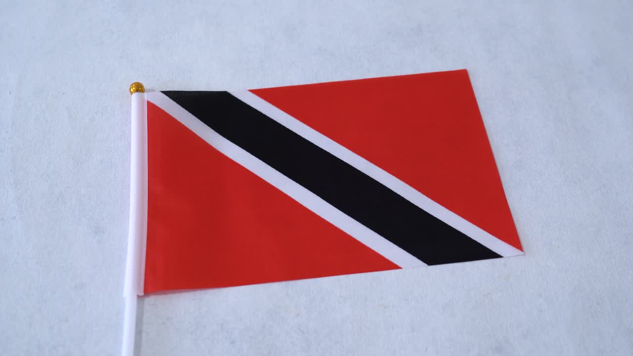 Bandiera della Repubblica di Trinidad e Tobago nei Caraibi con sfondo bianco.