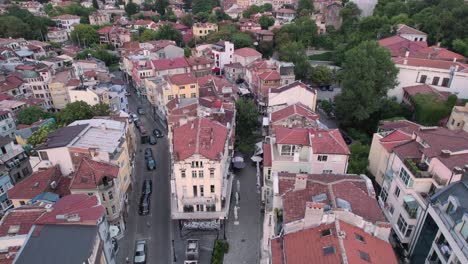 Sensacional-Vuelo-Aéreo-A-Baja-Altura-Sobre-Las-Casas-Búlgaras-En-Las-Calles-De-Plovdiv