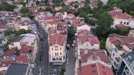 sensacional vuelo aéreo a baja altura sobre las casas búlgaras en las calles de plovdiv