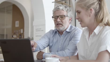 empresarios de contenido discutiendo proyectos, viendo datos