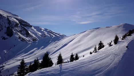 Drone-Siguiendo-Skiier-Desollado-En-La-Cresta-De-La-Montaña