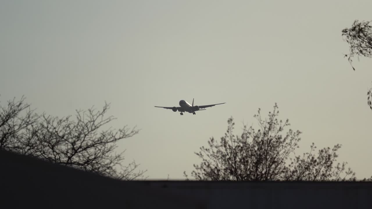 aterrizaje del avión a tiempo viento fuerte