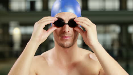 hombre en forma ajustando sus gafas