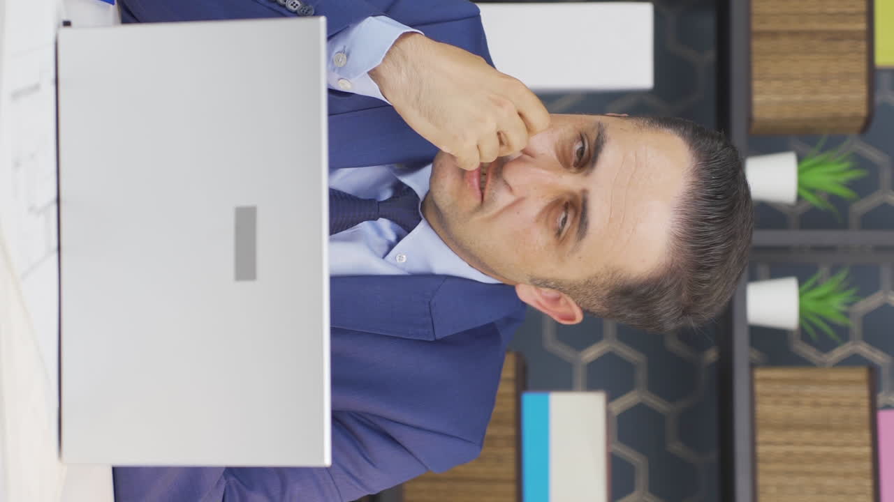 video vertical del retrato de un hombre de negocios preocupado.