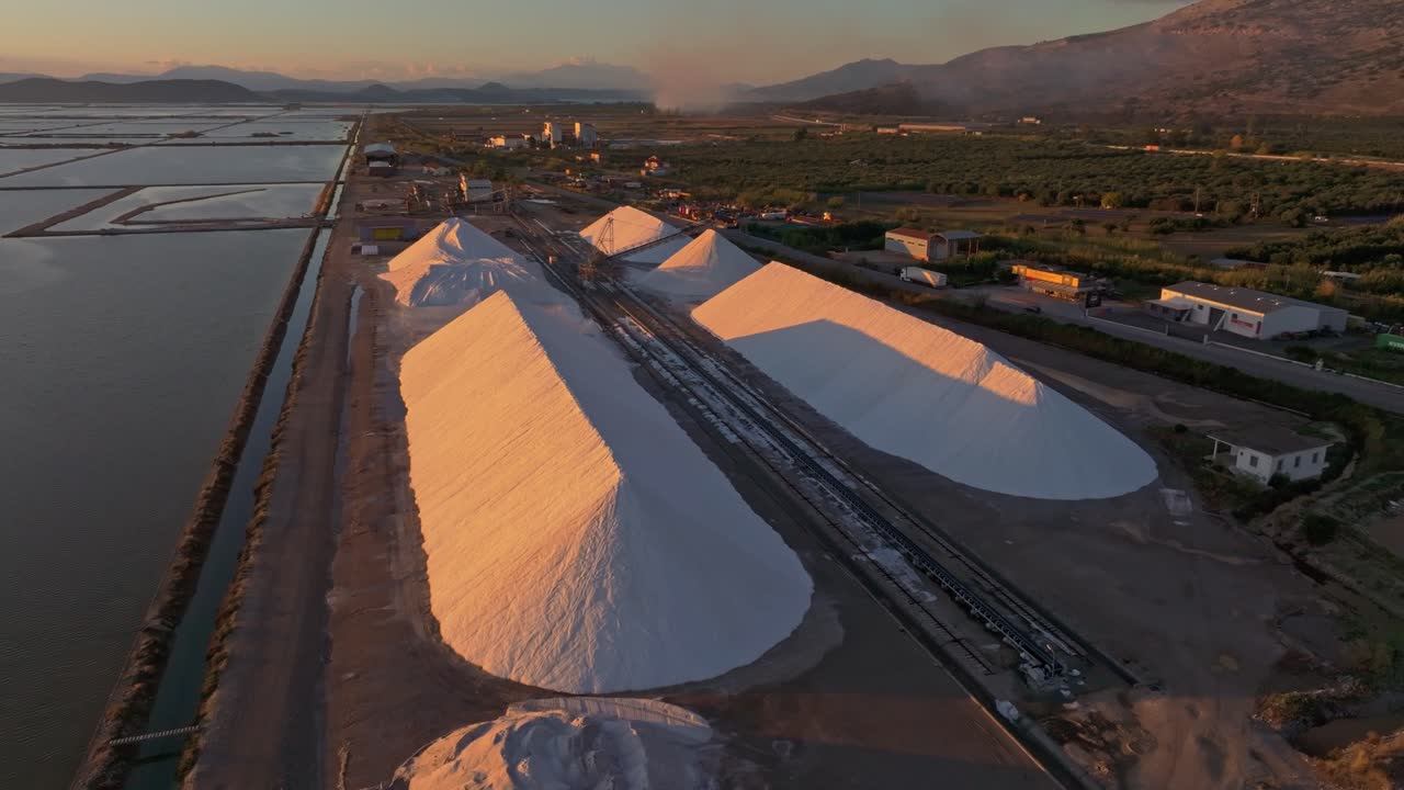 Vista aérea de fábrica de salinas y estanques relucientes, Grecia