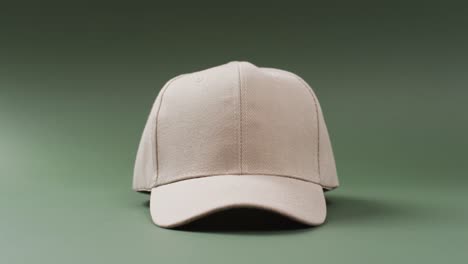 video de gorra de béisbol beige y espacio de copia en fondo verde