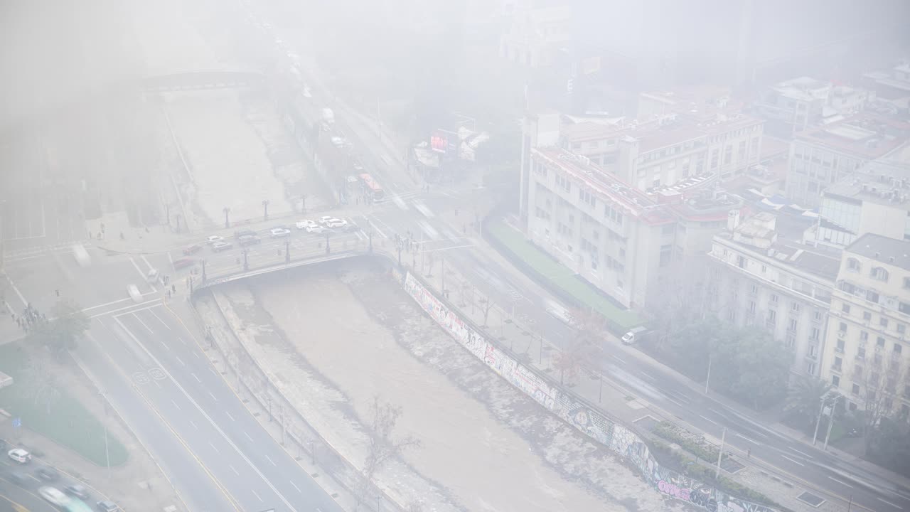 산티아고 데 칠레의 구름과 함께 겨울 아침 타임  ⁇ 스