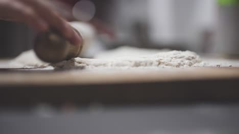 Hombre-Haciendo-Una-Masa-De-Pizza-Con-El-Rodillo-En-La-Cocina